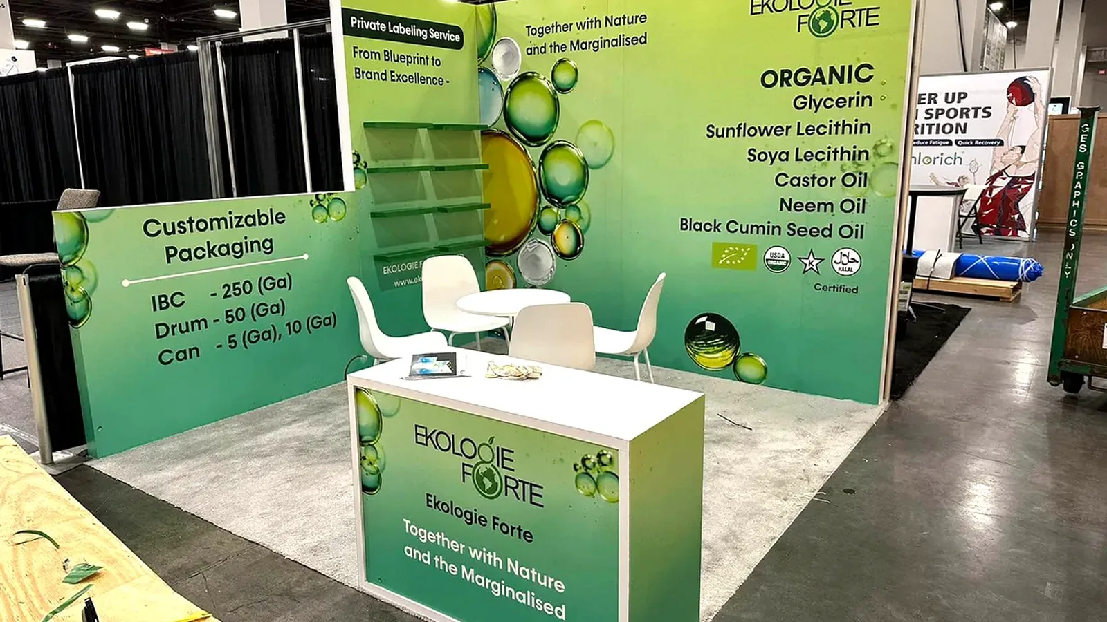 Ekologie Forte 10x10 inline booth with a full graphic wall, open entry and reception counter.