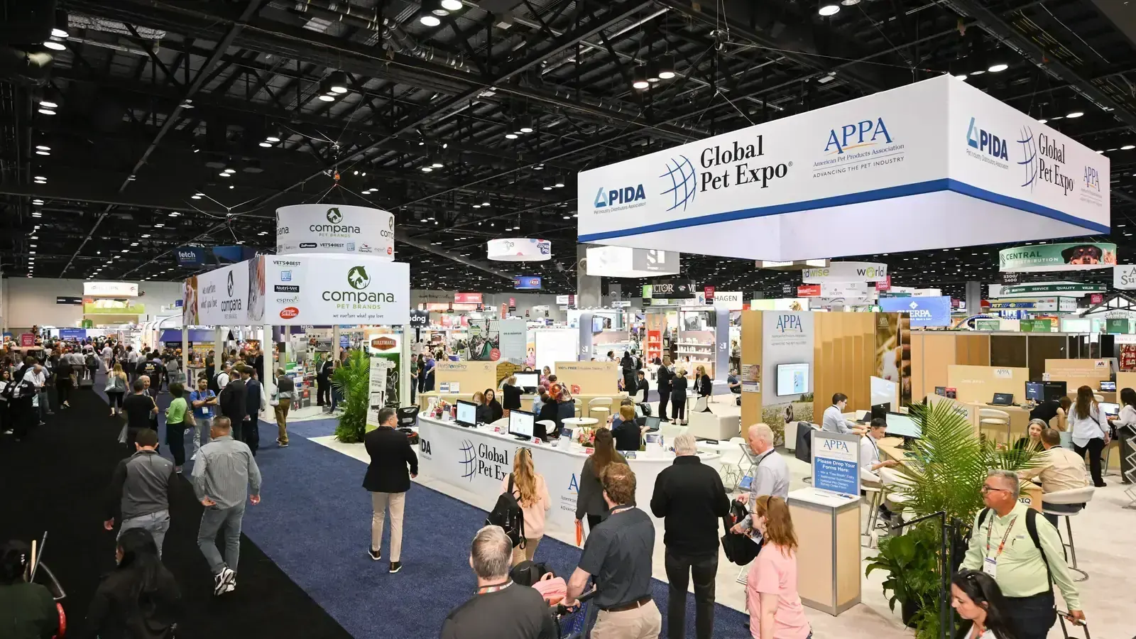 17 global pet expo show floor image