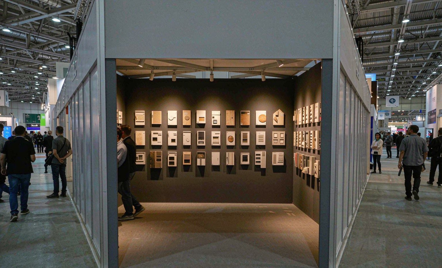 Continuous Product Gallery - King Exhibits trade show booth