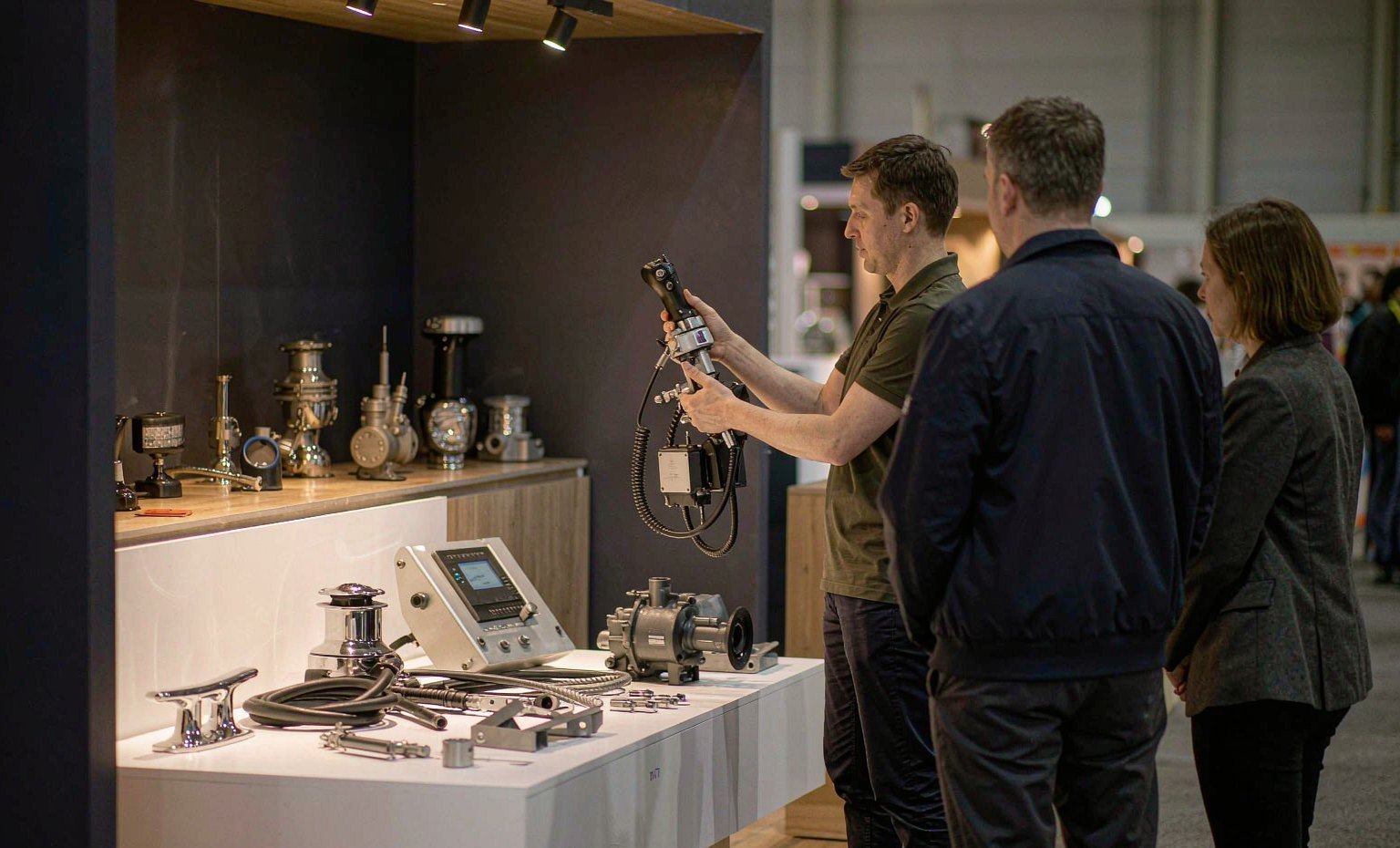 Demonstrate a system - King Exhibits trade show booth