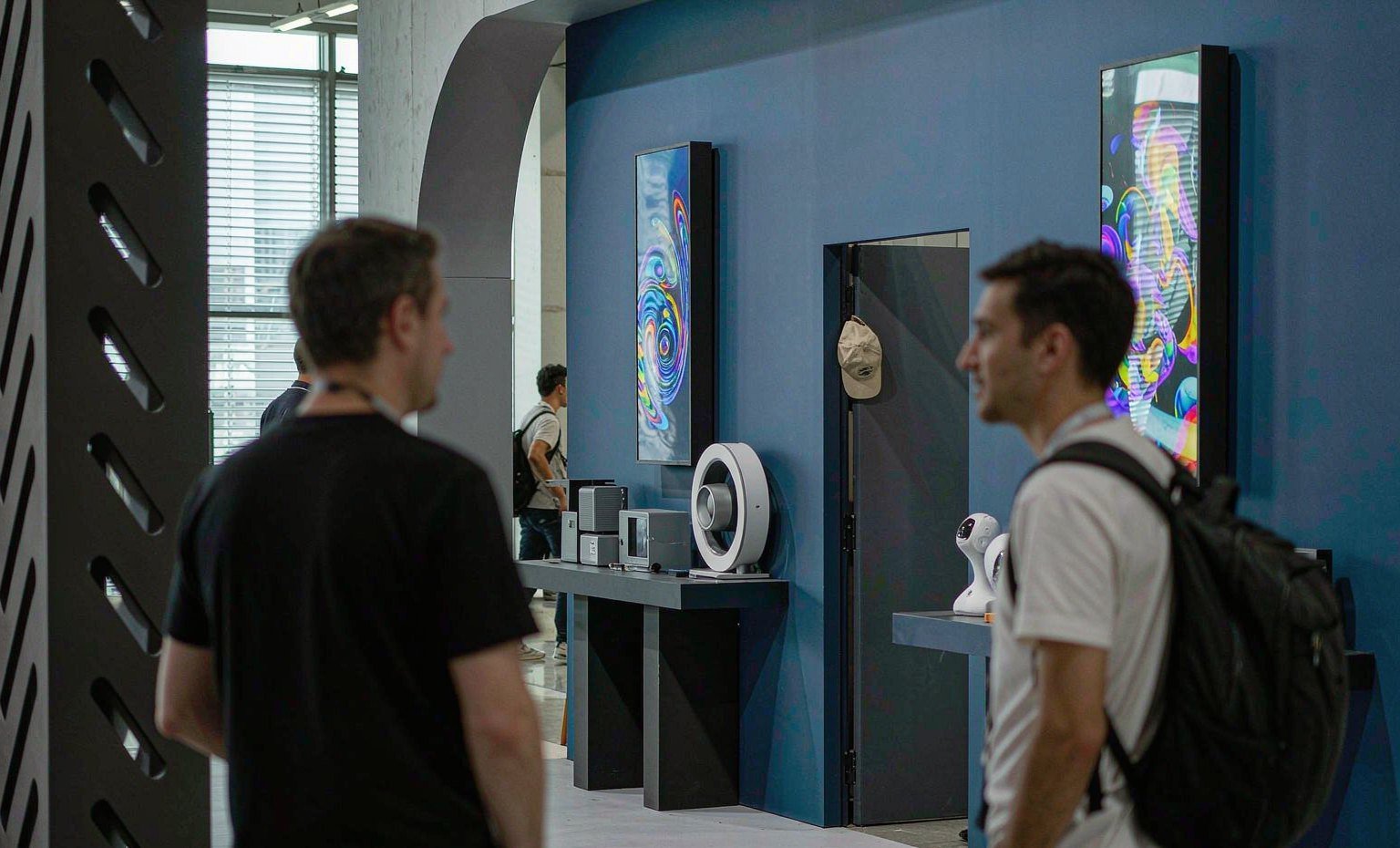 Short explanation at the aisle - King Exhibits trade show booth