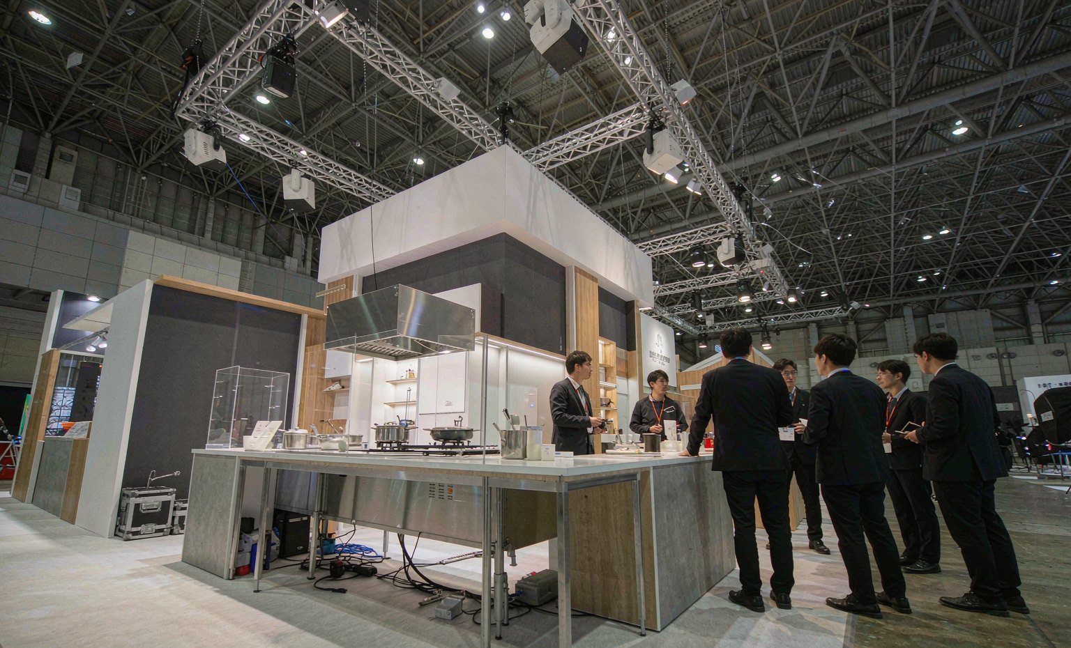 Move samples, specifications or demo access to visitors without crossing the staff work path. - King Exhibits trade show booth