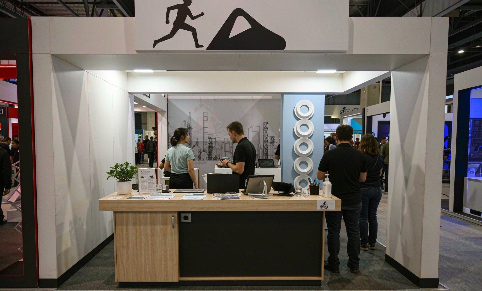 What Fits in a 10x10 Booth—and When to Move Up - King Exhibits trade show booth