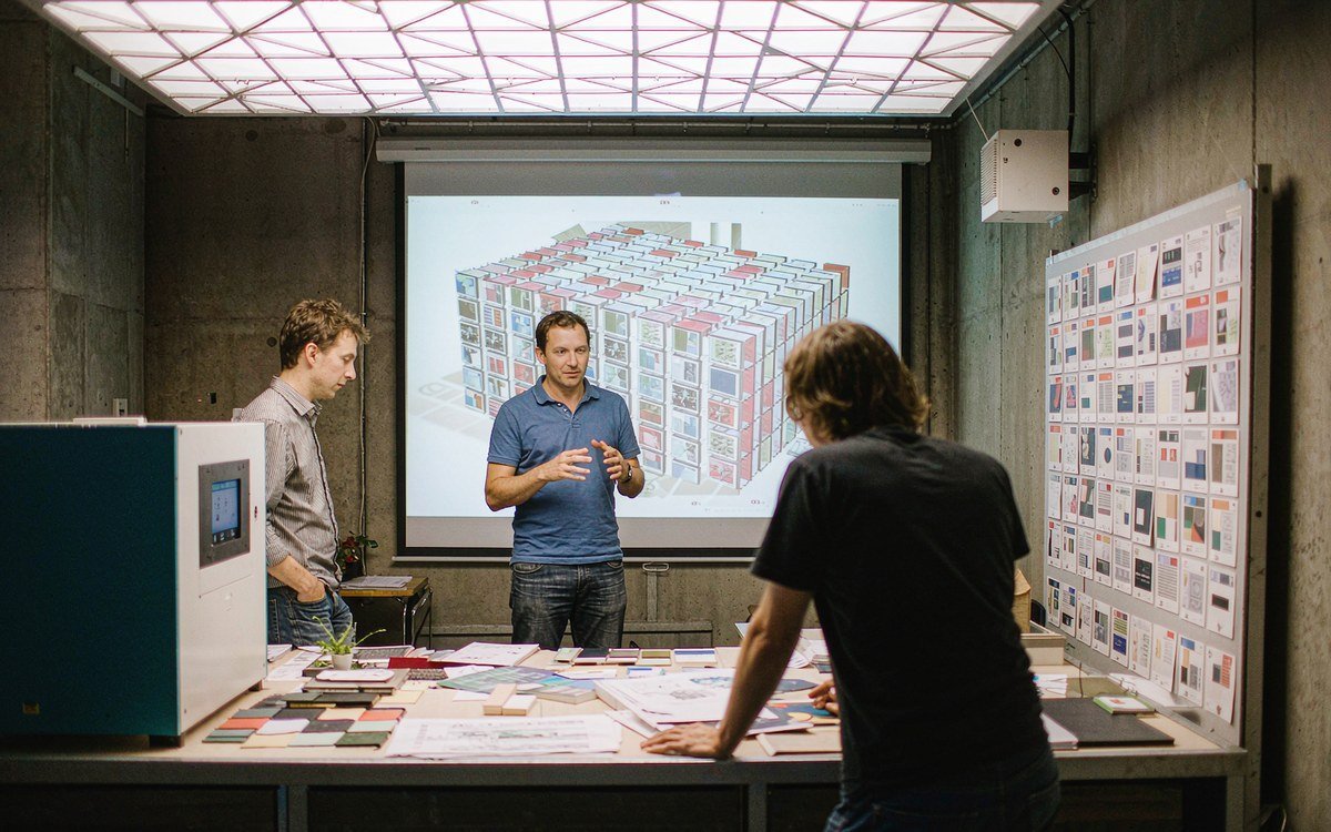 Neuroscience booth rental – exhibit design review with the project manager