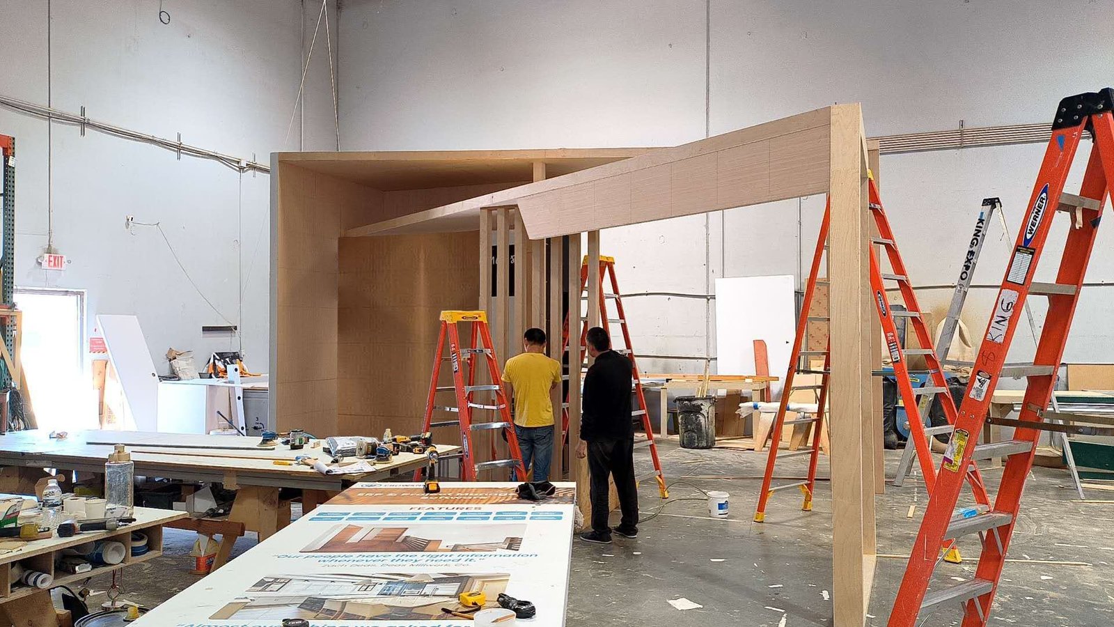 LandGlass 20'x20 trade show booth at GLASSBUILD 2024 Boot10