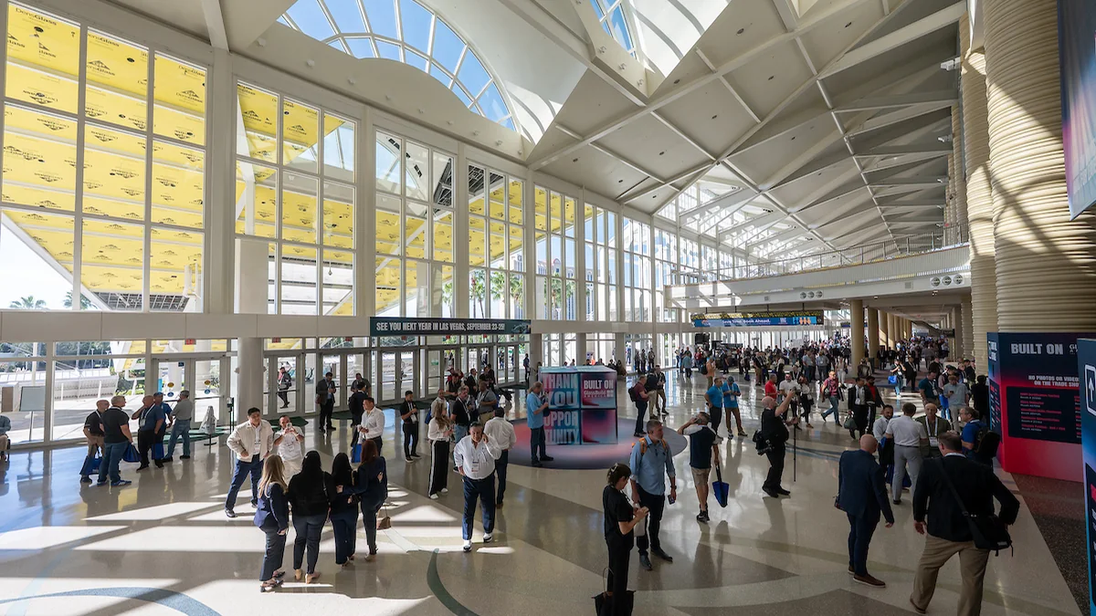 Attendees in a GlassBuild America venue concourse