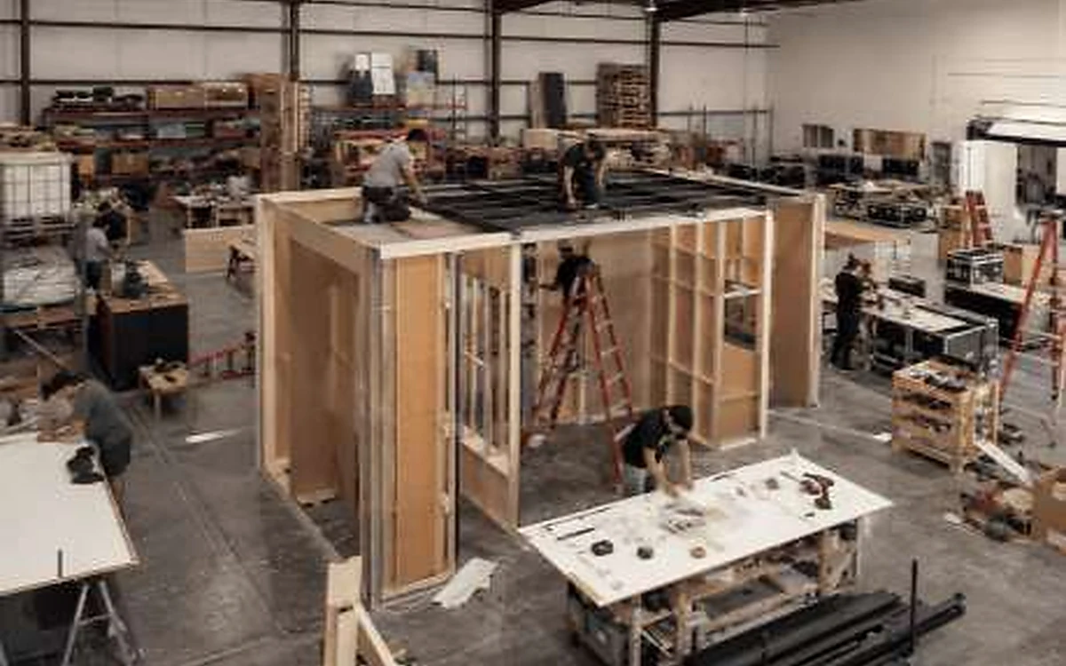 Prebuild workshop quality check of a custom trade show booth structure
