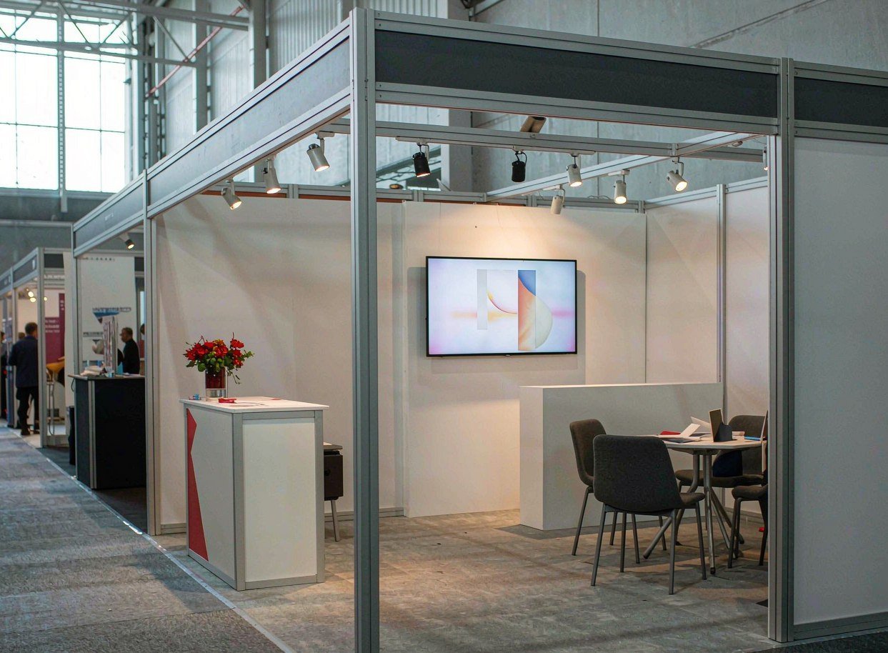Keep the Entrance Open for Conversation — Inline Trade Show Displays