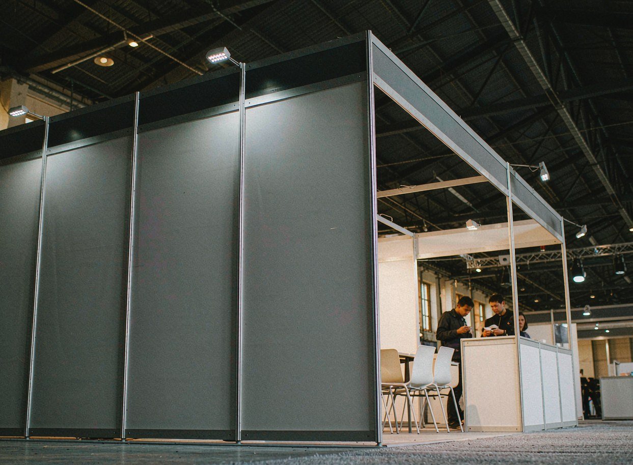 Make the Back Wall Work for Your Booth — Peninsula Exhibition Stand