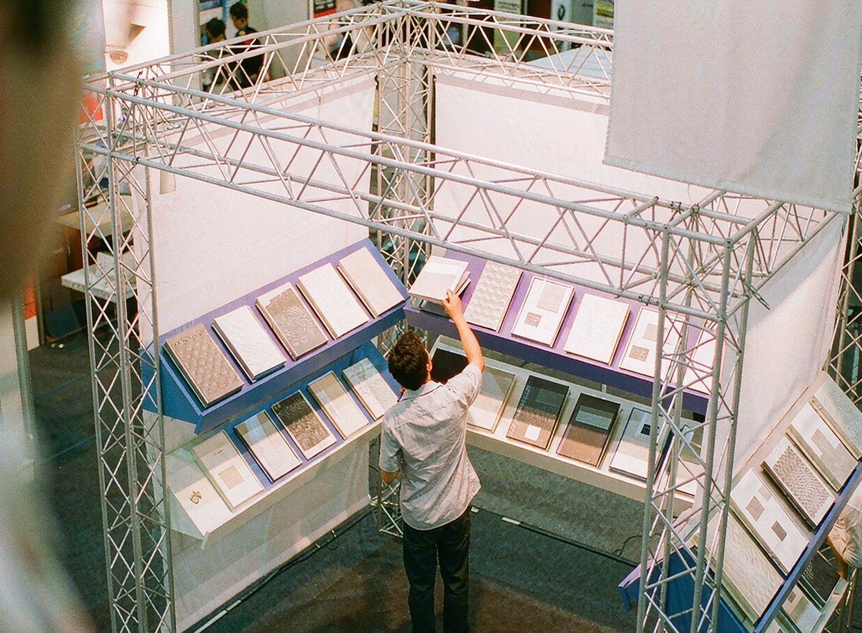 Shelves for Samples Visitors Can Compare — Truss Trade Show Display