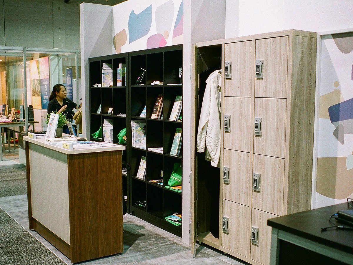 Staff-Guided Handling Counter