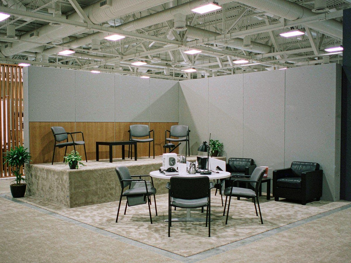 20 × 20 ft — Displays With a Separate Meeting Area