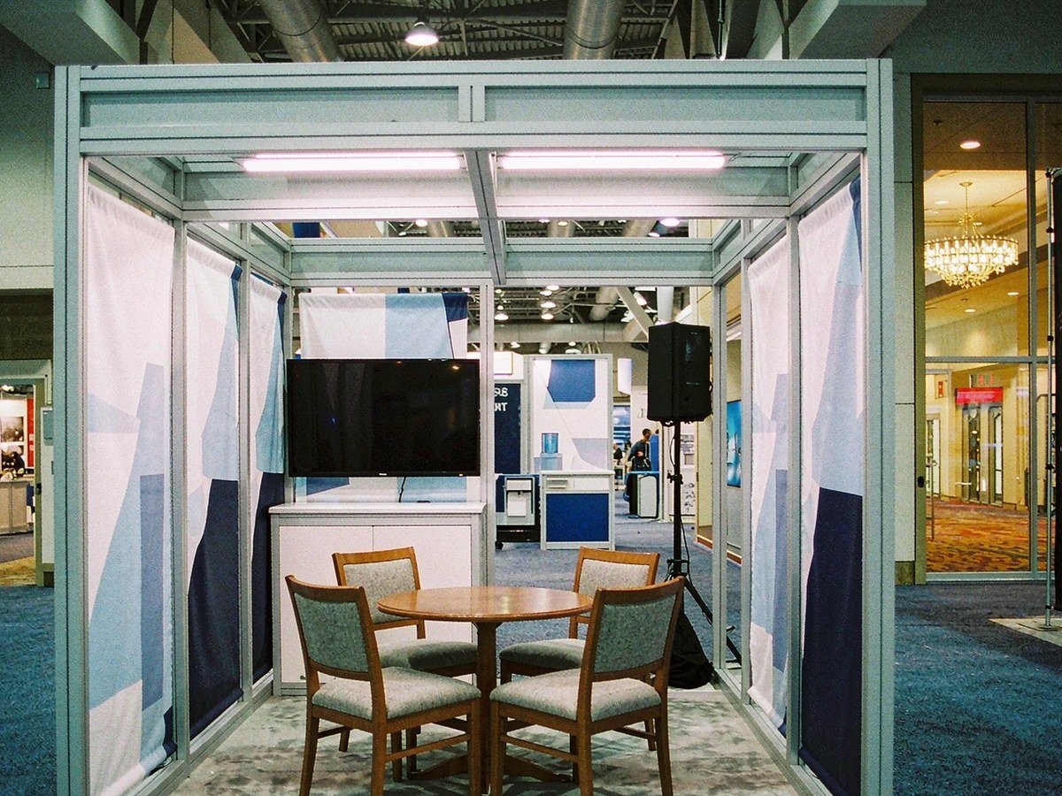 10 × 20 ft — A Screen and Meeting Table