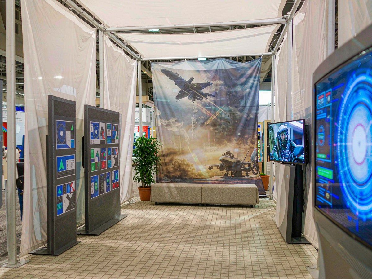 20 × 20 ft — Several Technology Displays