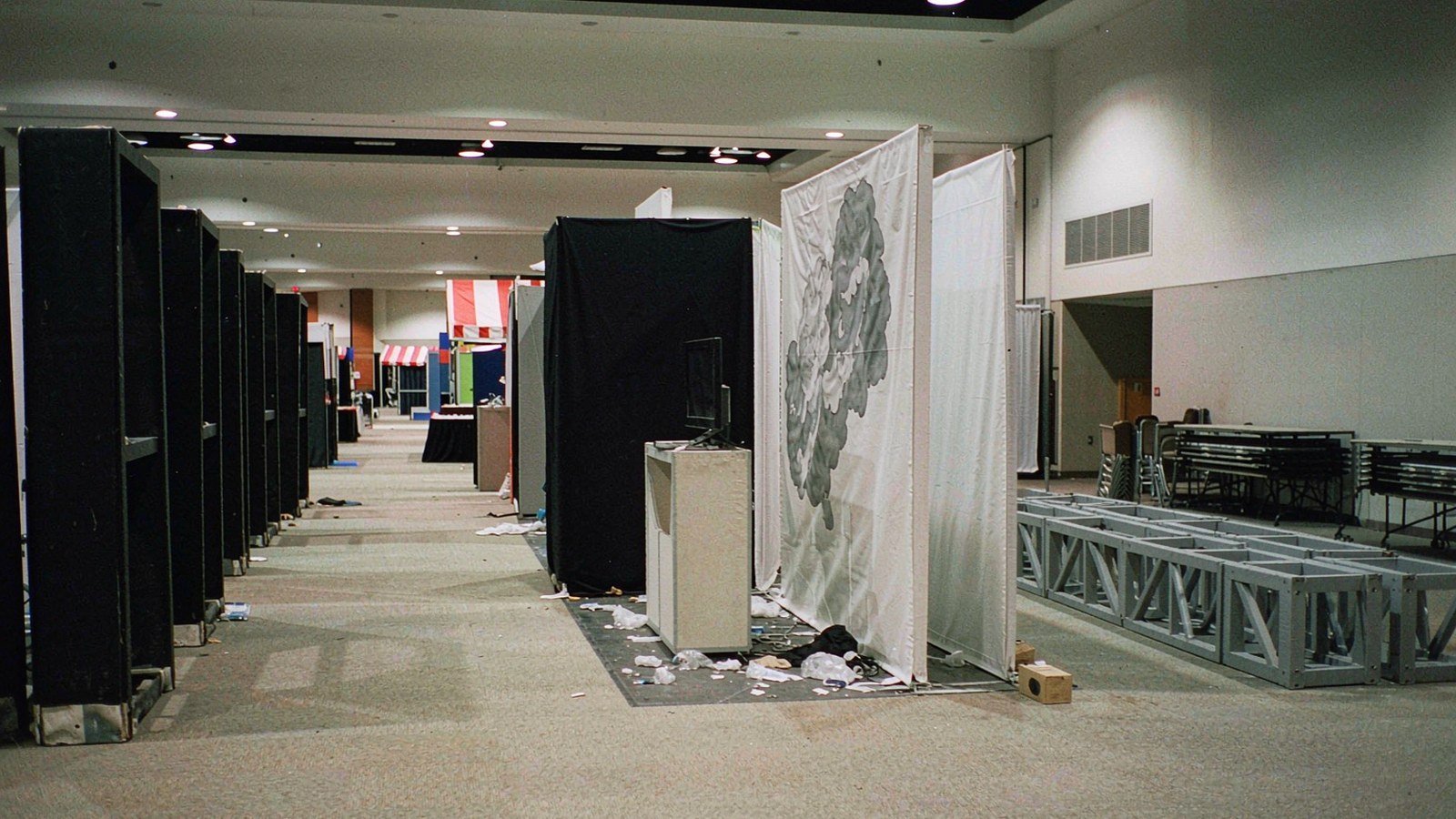Choose the Right Trade Show Monitor Stand