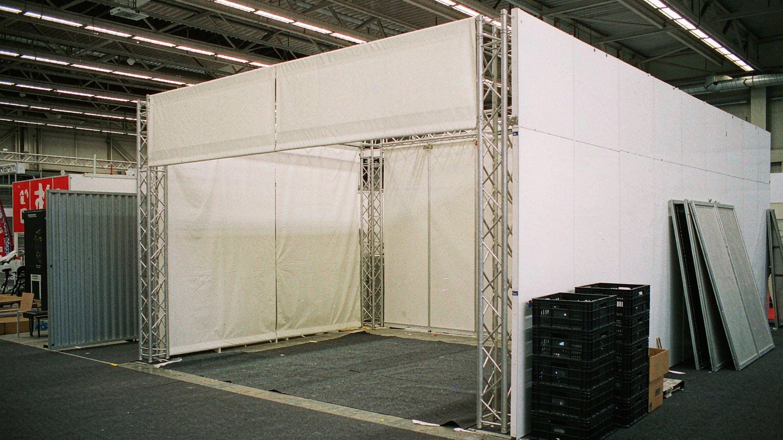 Design Your Three-Sided Peninsula Exhibition Stand